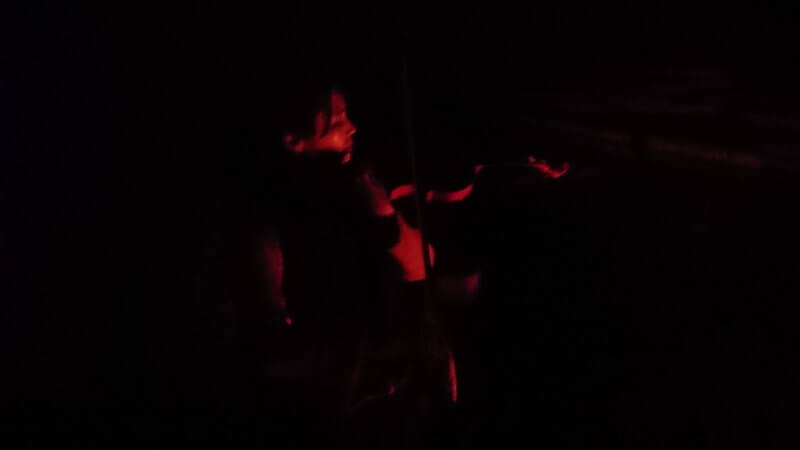 闇の中でバイオリンを弾く